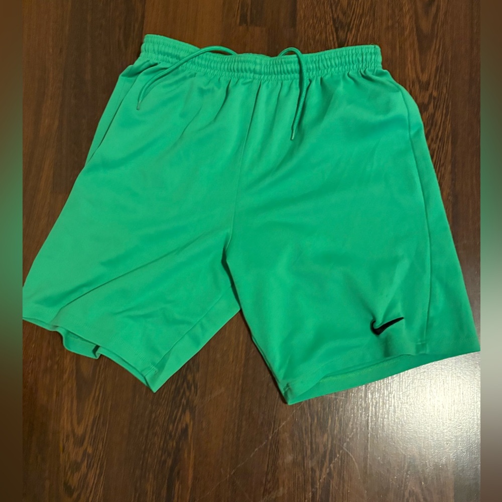 Boys gym Nike Shorts size XL (Cart I-104)